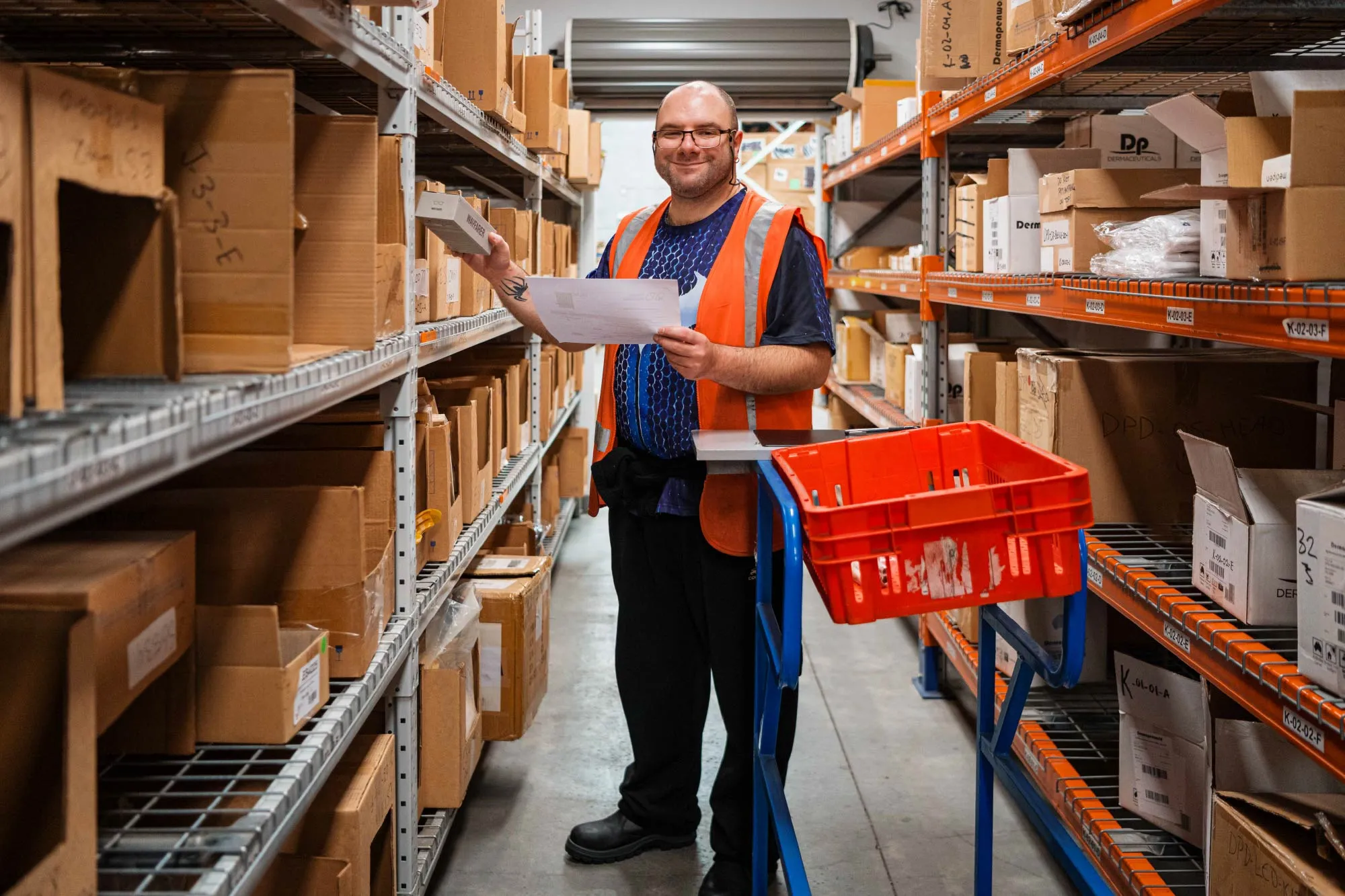 3PL worker filling new order